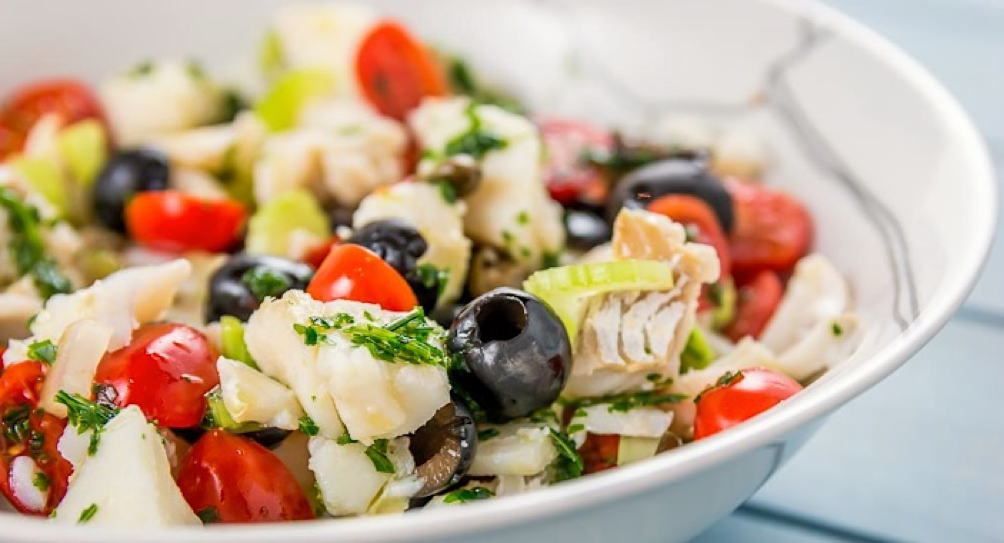 INSALATA DI BACCALA’, CAPPERI, OLIVE E POMODORINI