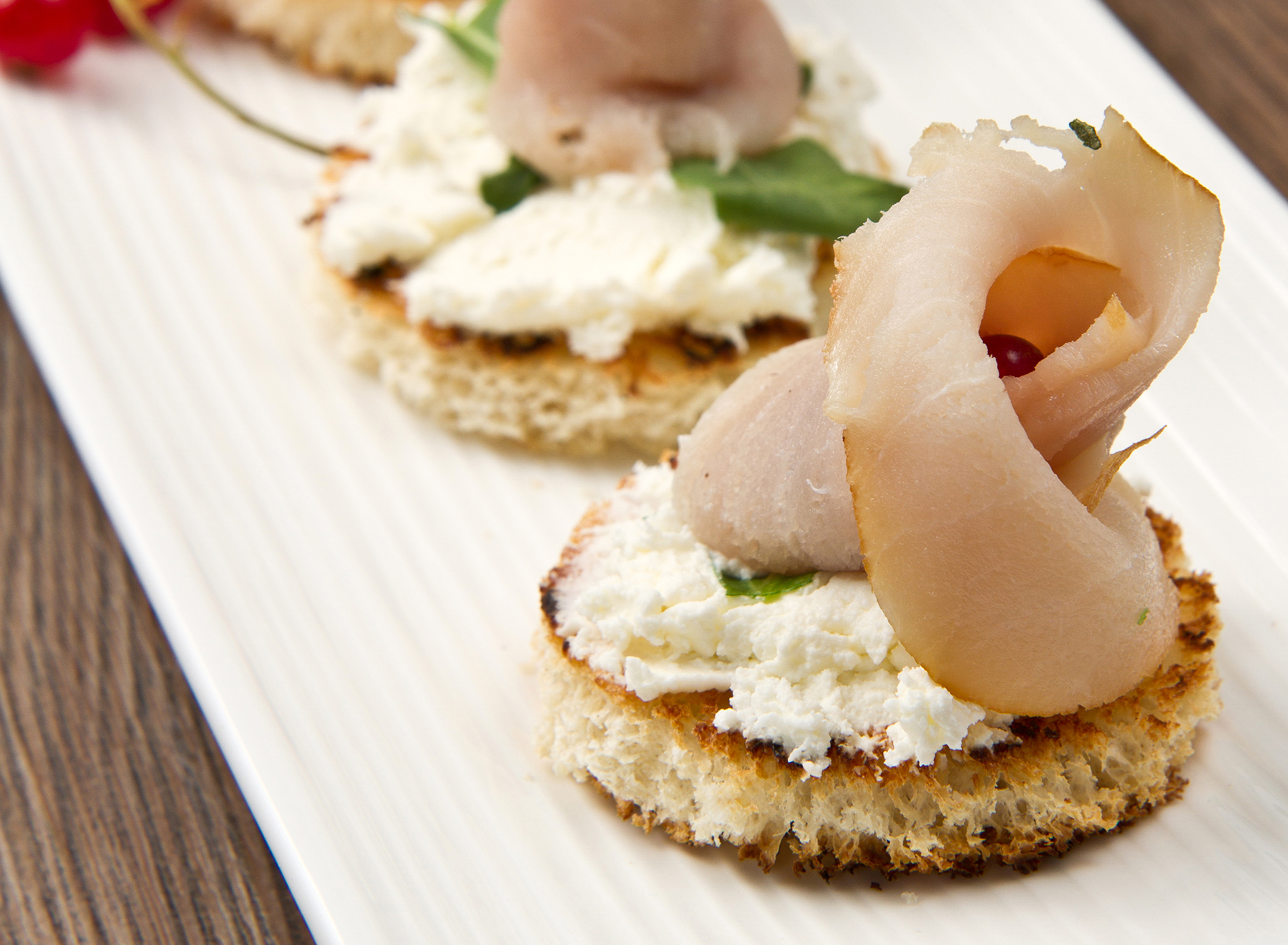 Crostini con pesce spada affumicato