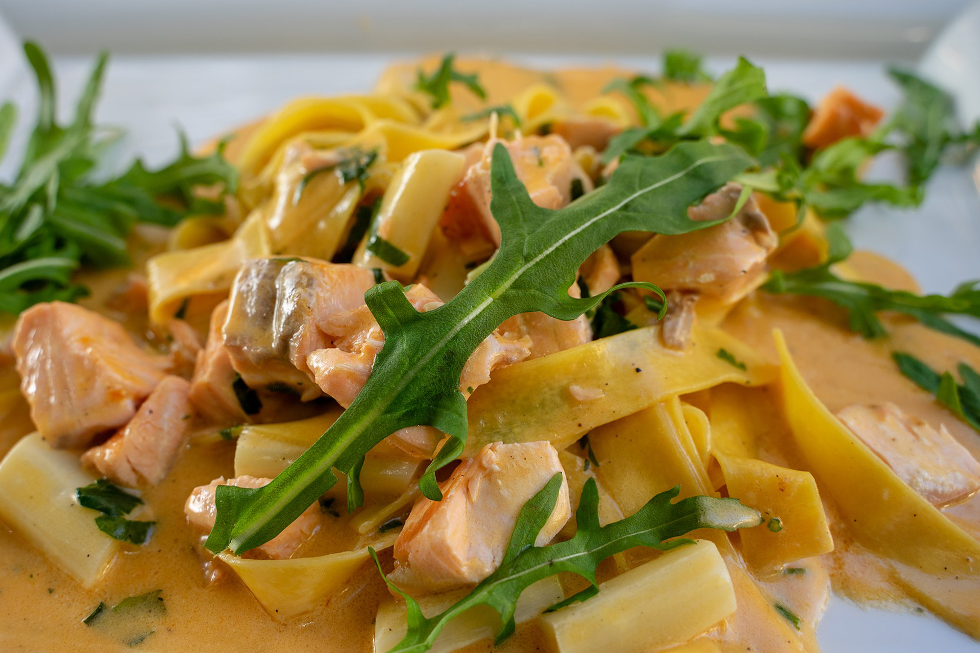 Tagliatelle con salmone affumicato e crema di asparagi